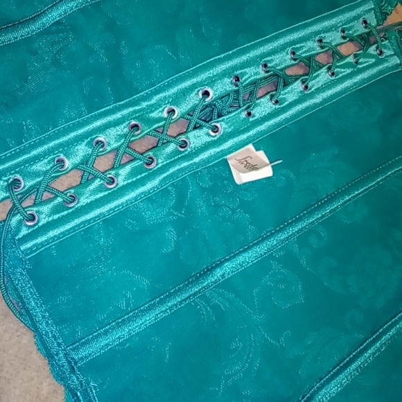 Lingerie - Picture 3 of 11